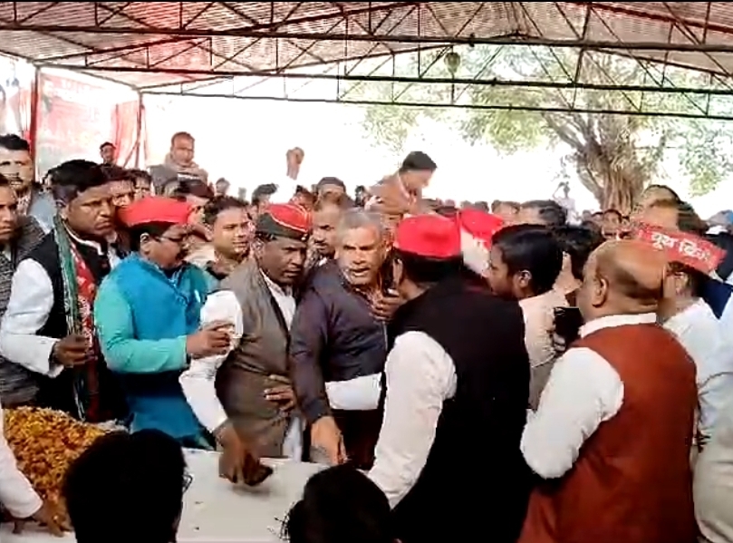 सपा की लोकसभा प्रत्याशी पूर्व सांसद के सामने आपस मे भिड़े सपाई , जिलाध्यक्ष बोले चुनाव के पहले की रिहर्सल थी 